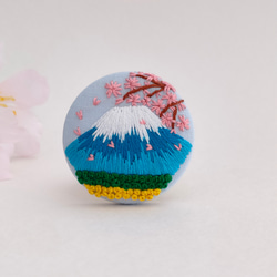 受注制作】富士山と春の訪れ刺繍ブローチ 桜 ブローチ かなちゃん手