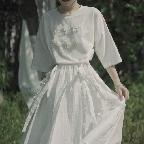 全4色 リネンシャツ ブラウス チュニック Tシャツ 大きいサイズ 刺繍 花柄 半袖 ラウンドネック ゆったり 体型カバー シンプル 可愛い  カジュアル ガーリー お出かけ デイリー リゾート デート 女子会 夏 ホワイト ピンク イエロー ブルー | Like Fashion 花刺繍 ホワイト Tシャツ ゆったり