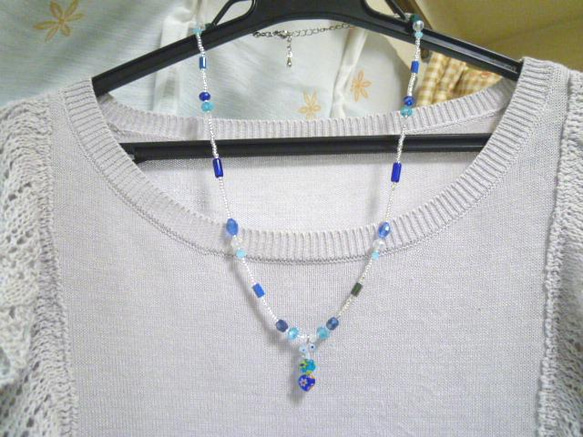 セール♥ハート型ミルフィオリとガラスビーズのネックレス（ブルー） 4枚目の画像