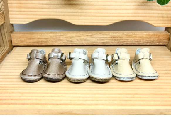 革細工　ストラップシューズ　一足　miniature  boots. 3枚目の画像