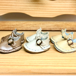 革細工　ストラップシューズ　一足　miniature  boots. 2枚目の画像