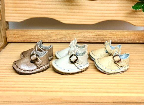 革細工　ストラップシューズ　一足　miniature  boots. 2枚目の画像