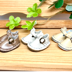 革細工　ストラップシューズ　一足　miniature  boots. 1枚目の画像