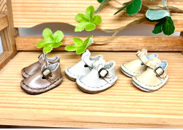 革細工　ストラップシューズ　一足　miniature  boots. 1枚目の画像