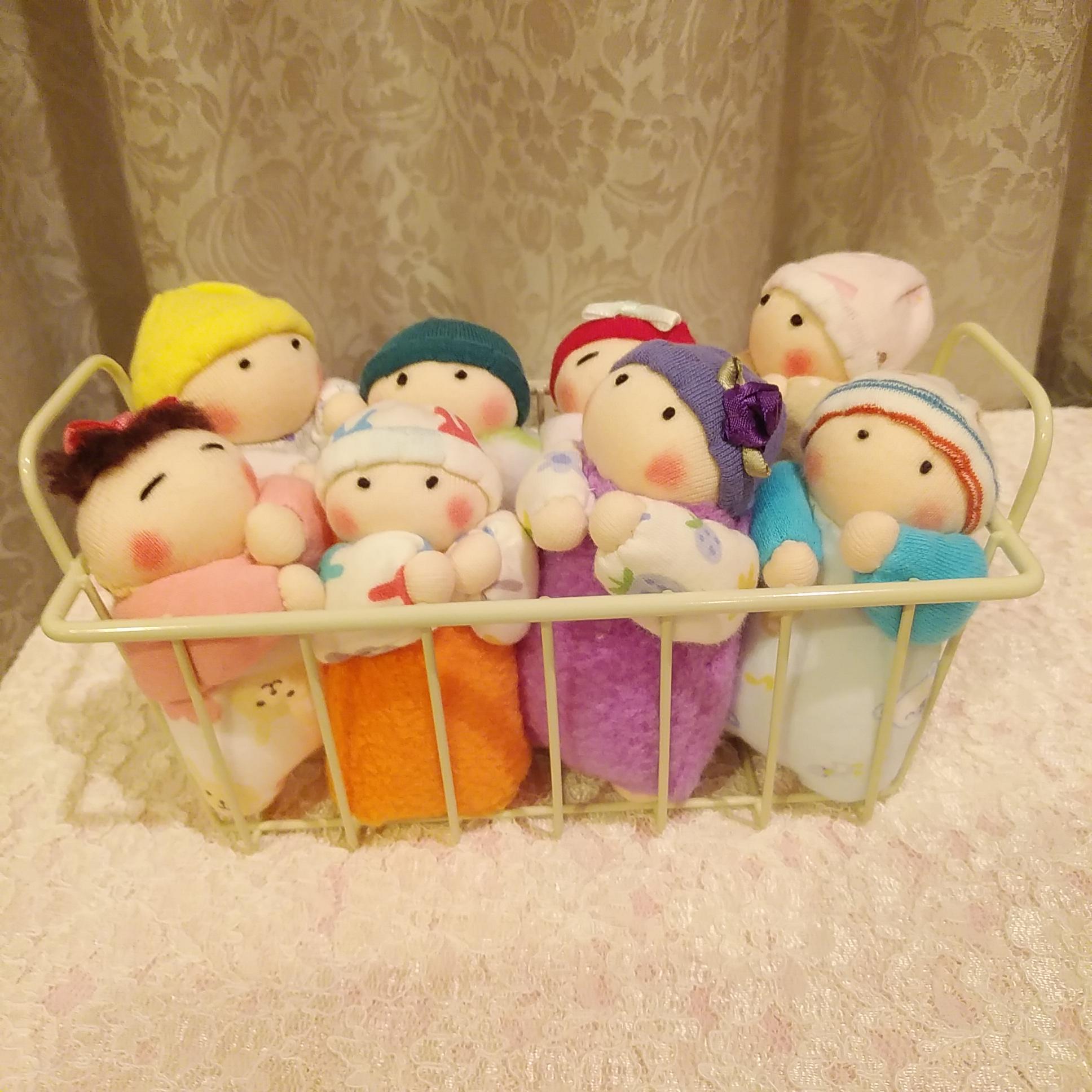 赤ちゃん人形(容器付き8個入り）