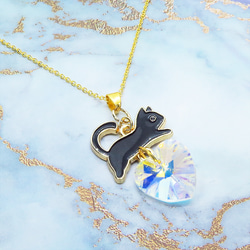 琥珀のネックレスに猫が描いている可愛いネックレス留め金はシルバー新品で非売品です ネックレス レディース ネコちゃん 猫 鈴 可愛い ねこ フェイス