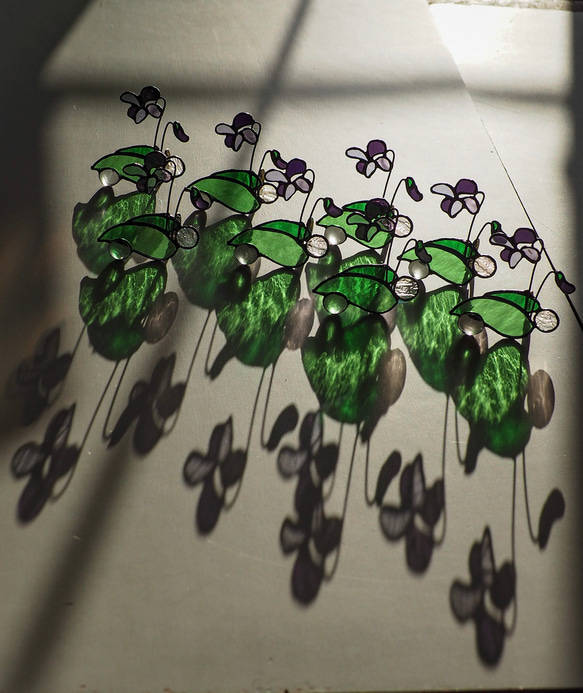 「スミレ」春待草・ハルマチソウ・ステンドグラス・窓辺にちょこんとシリーズ 2枚目の画像