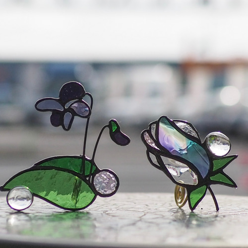 スミレ」春待草・ハルマチソウ・ステンドグラス・窓辺にちょこんと