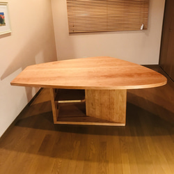 広葉樹無垢材大型（ 175 x 135）変形テーブル 4枚目の画像