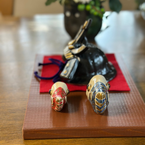 再販】こどもの日 陶器の金色に輝く兜＆小さな可愛い鯉のぼり3