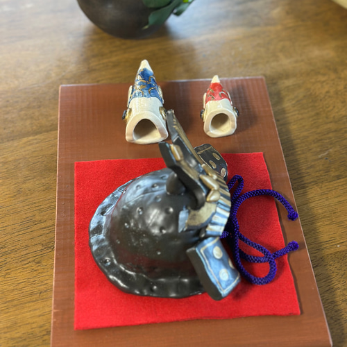 【153】彫金兜★こどもの日 受注生産】こどもの日 陶器の金色に輝く兜＆小さな可愛い鯉のぼり3点