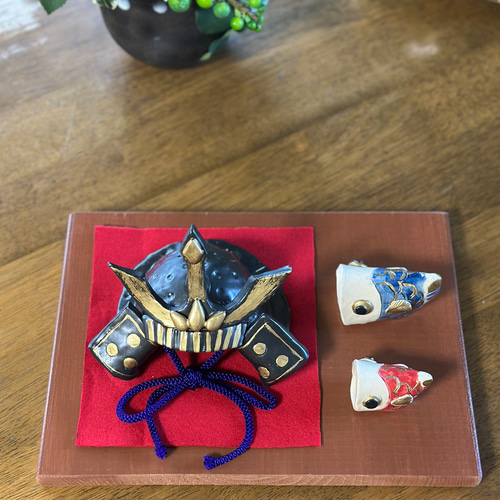 再販】こどもの日 陶器の金色に輝く兜＆小さな可愛い鯉のぼり3