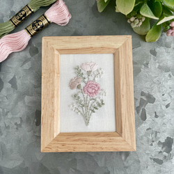 カーネーションの刺繍フレーム＊木製 フォトフレーム・写真立て