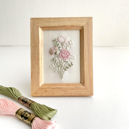 カーネーションの刺繍フレーム＊木製 フォトフレーム・写真立て