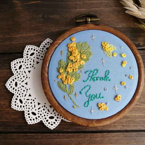 ミモザ刺繍の壁飾り(小)【プチギフトにおすすめ】 その他 ミモザ刺繍の壁飾り(小)【プチギフトにおすすめ】 その他