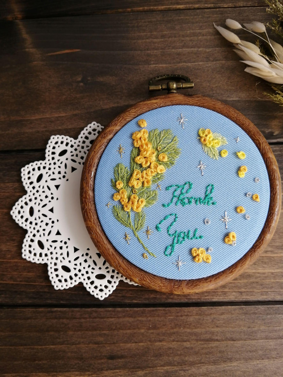 ミモザ刺繍の壁飾り(小)【プチギフトにおすすめ】 その他