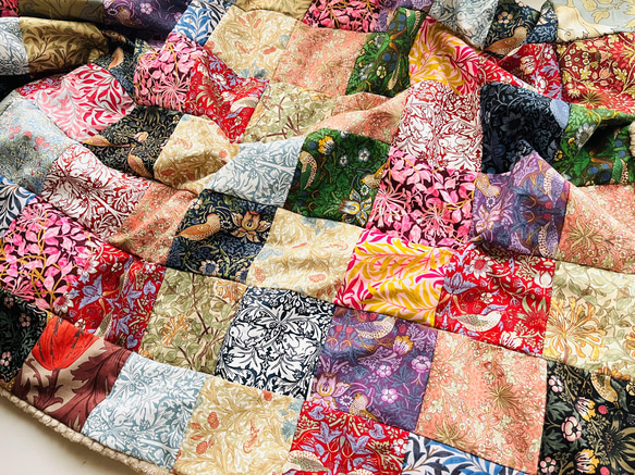 オトナのパッチワーク大判ブランケット　オールシーズン　いちご泥棒　アネモネ　ブラザーラビット　ウィリアムモリスデザイン 1枚目の画像