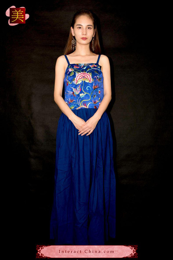 ミァオ族手作りのアンティーク刺繍付きマキシドレス マキシ丈ワンピース 上品でユニーク 一点物 デザイナーズドレス#103 2枚目の画像