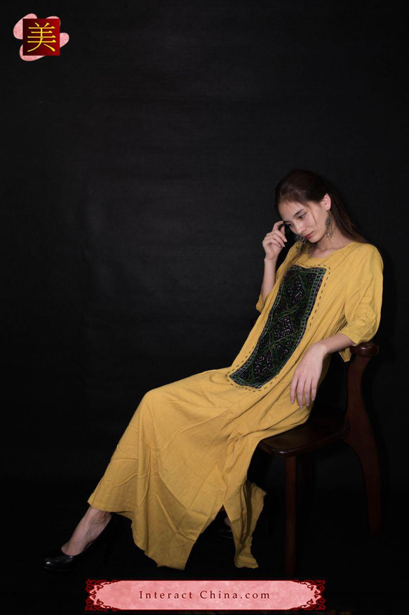 ミァオ族手作りのアンティーク刺繍付きマキシドレス マキシ丈ワンピース 上品でユニーク 一点物 デザイナーズドレス#105 5枚目の画像