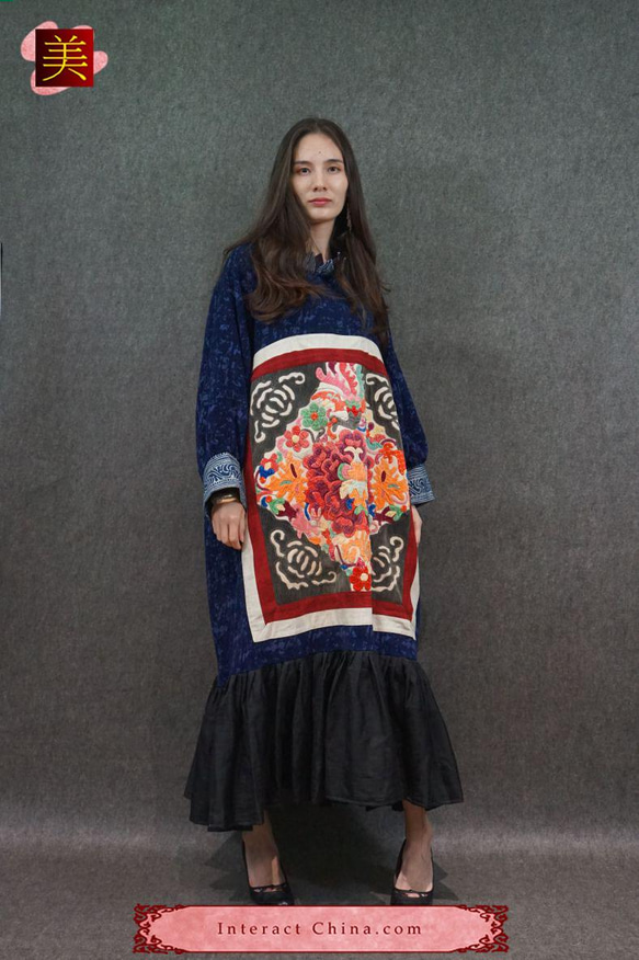 ミァオ族手作りのアンティーク刺繍付きマキシドレス マキシ丈ワンピース 上品でユニーク 一点物 デザイナーズドレス#106 2枚目の画像