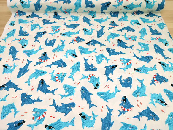 オックス生地【50×110cm】 ファンキーなサメ 鮫 魚 夏 海 入園 入学 布 ブルー ホワイト 3枚目の画像