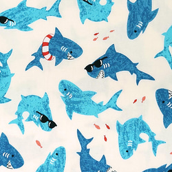 オックス生地【50×110cm】 ファンキーなサメ 鮫 魚 夏 海 入園 入学 布 ブルー ホワイト 1枚目の画像