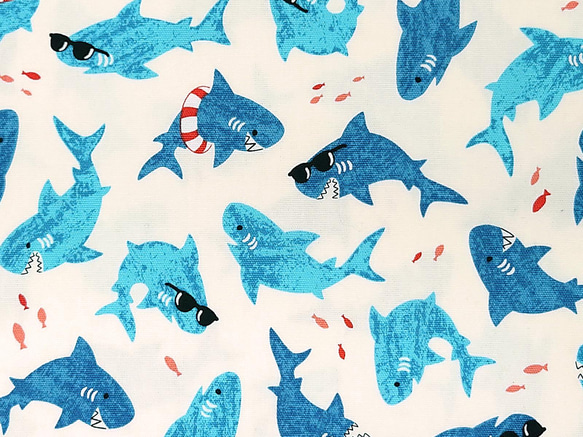 オックス生地【50×110cm】 ファンキーなサメ 鮫 魚 夏 海 入園 入学 布 ブルー ホワイト 1枚目の画像