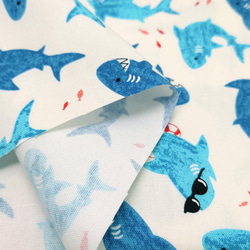 オックス生地【50×110cm】 ファンキーなサメ 鮫 魚 夏 海 入園 入学 布 ブルー ホワイト 4枚目の画像