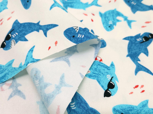 オックス生地【50×110cm】 ファンキーなサメ 鮫 魚 夏 海 入園 入学 布 ブルー ホワイト 4枚目の画像