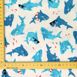オックス生地【50×110cm】 ファンキーなサメ 鮫 魚 夏 海 入園 入学 布 ブルー ホワイト 5枚目の画像
