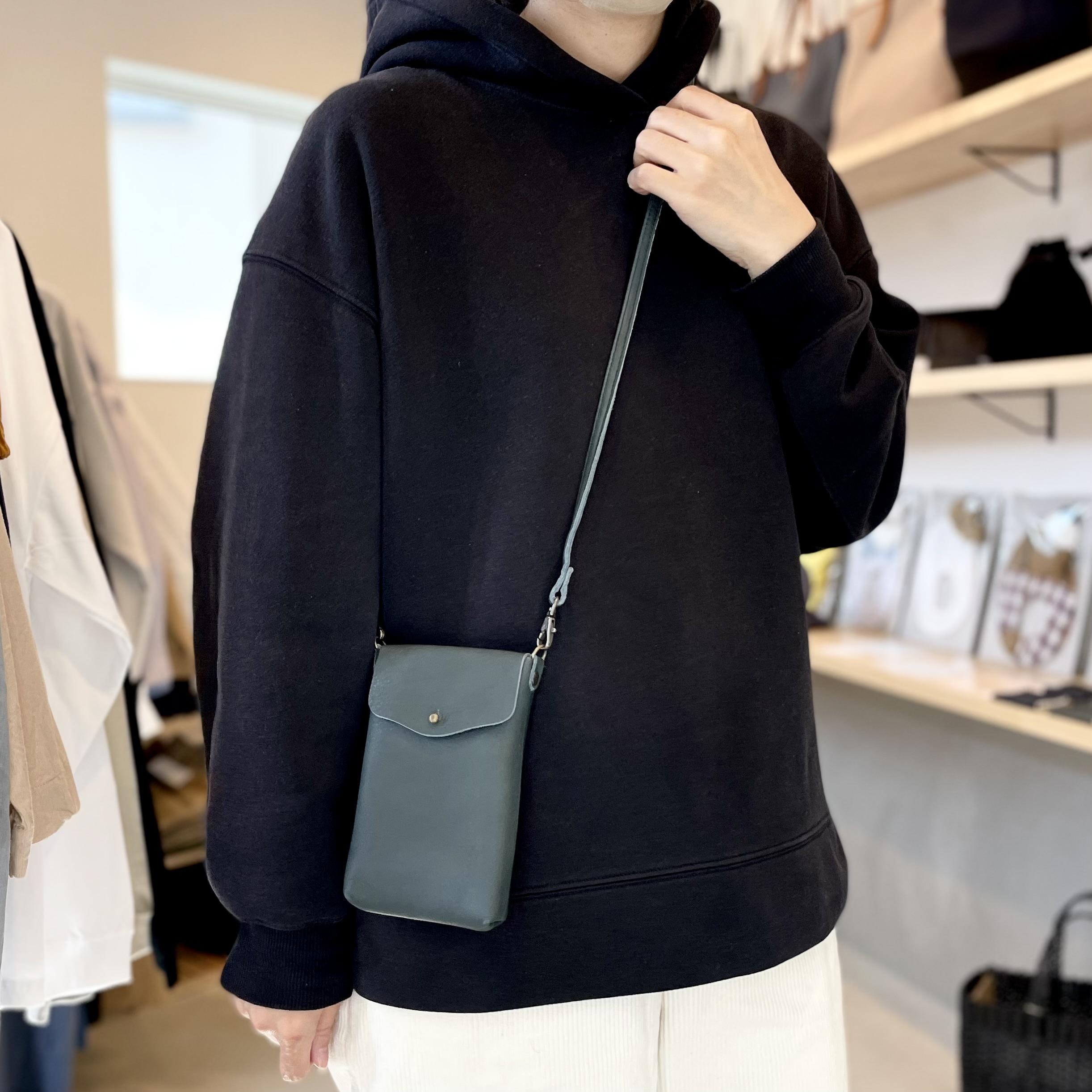 牛シュリンクレザーのスマホポシェット【ネイビー】 5,236円