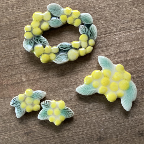 ミモザのブローチ(陶器) ブローチ TOMI-kobo 通販 13576091｜Creema