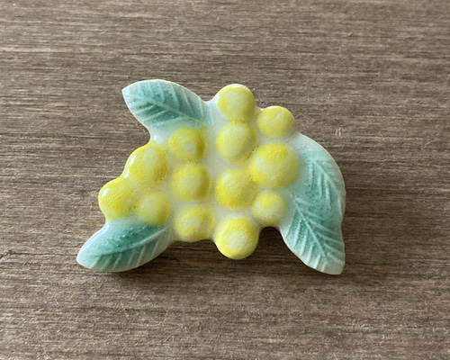 ミモザのブローチ(陶器) ブローチ TOMI-kobo 通販 13576091｜Creema