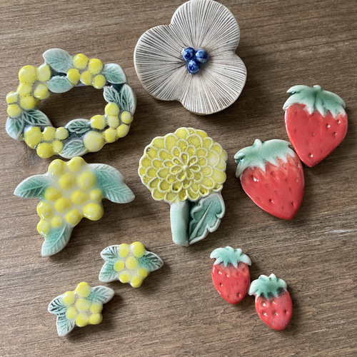 ミモザのブローチ(陶器) ブローチ TOMI-kobo 通販 13576091｜Creema