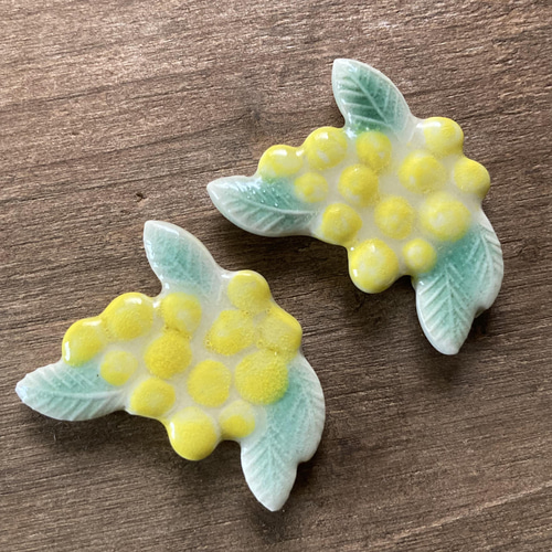 ミモザのブローチ(陶器) ブローチ TOMI-kobo 通販 13576091｜Creema