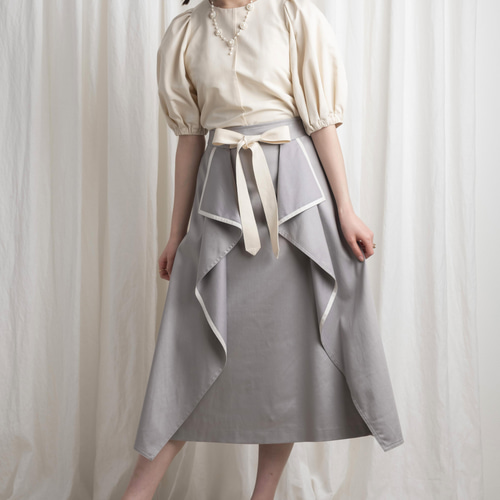 大胆なドレープラッフルがモード感を演出する《イタリア製ツイル