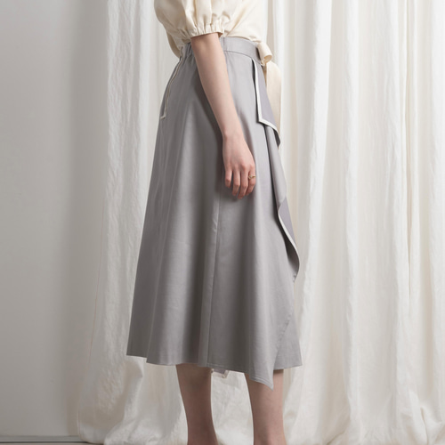 大胆なドレープラッフルがモード感を演出する《イタリア製ツイル  