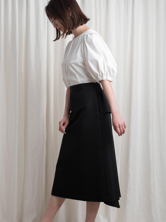 ドレスのように華やかなバックスタイルの《Aラインバッスルスカート》ブラック 7枚目の画像
