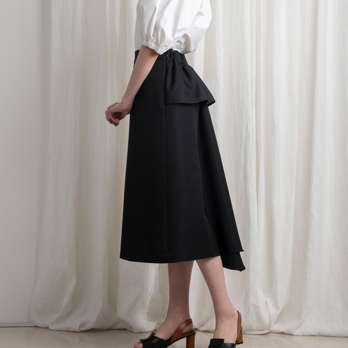 ドレスのように華やかなバックスタイルの《Aラインバッスルスカート