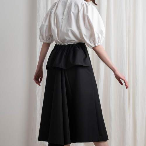 ドレスのように華やかなバックスタイルの《Aラインバッスルスカート  