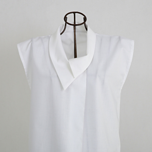 サラサラ素材 アシンメトリー襟 大人のデザイン襟 ブラウス ホワイト