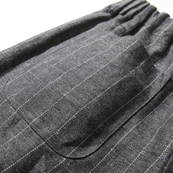 寬褲，有趣俐落，可搭配多種不同服裝 條紋高腰褲 炭灰色 220308-2 第10張的照片