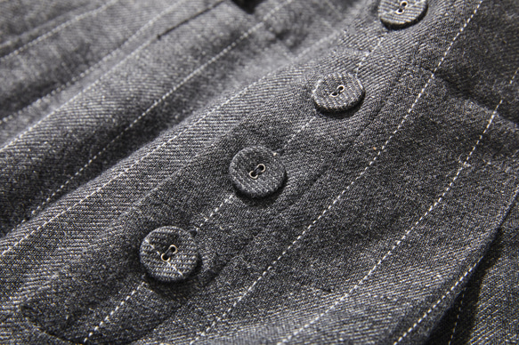 寬褲，有趣俐落，可搭配多種不同服裝 條紋高腰褲 炭灰色 220308-2 第4張的照片