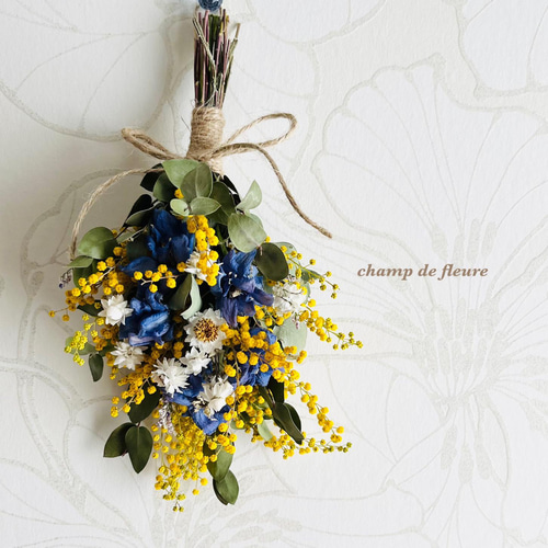 ミモザとデルフィニウムのスワッグ ミモザとデルフィニウムのスワッグ スワッグ 花工房 champ de fleure