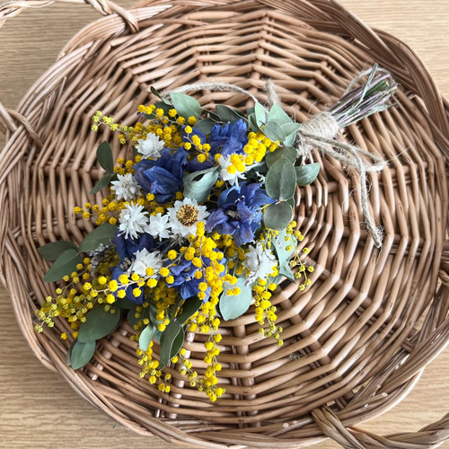 ミモザとデルフィニウムのスワッグ ミモザとデルフィニウムのスワッグ スワッグ 花工房 champ de