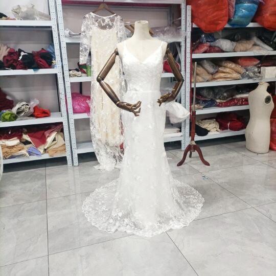 高品質！ウエディングドレス Vネックドレス 背中見せ  リボントレーン マーメイドライン　 結婚式 /披露宴/挙式