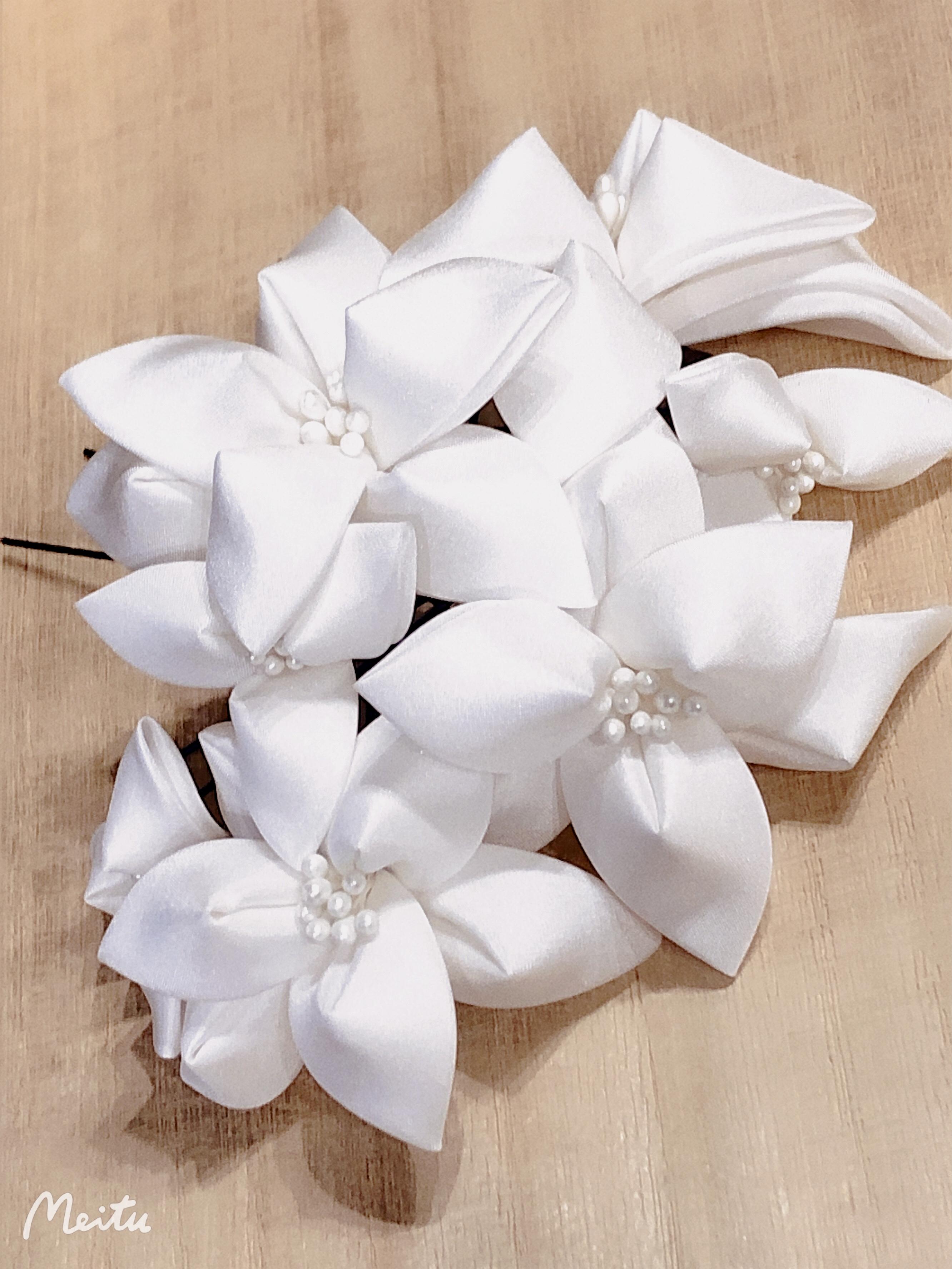 白いシルクの花髪飾り・白無垢・ウエディングドレス・成人式 ヘッド