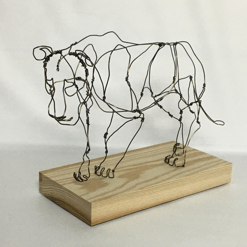 メスライオン 立体ワイヤーアート作品（サイズ：250×100×200mm, 木製