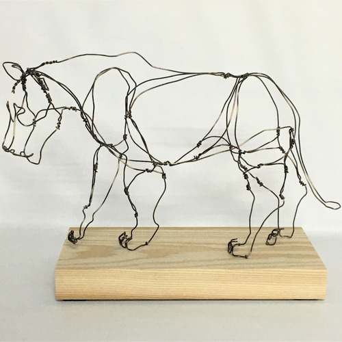 メスライオン 立体ワイヤーアート作品（サイズ：250×100×200mm, 木製