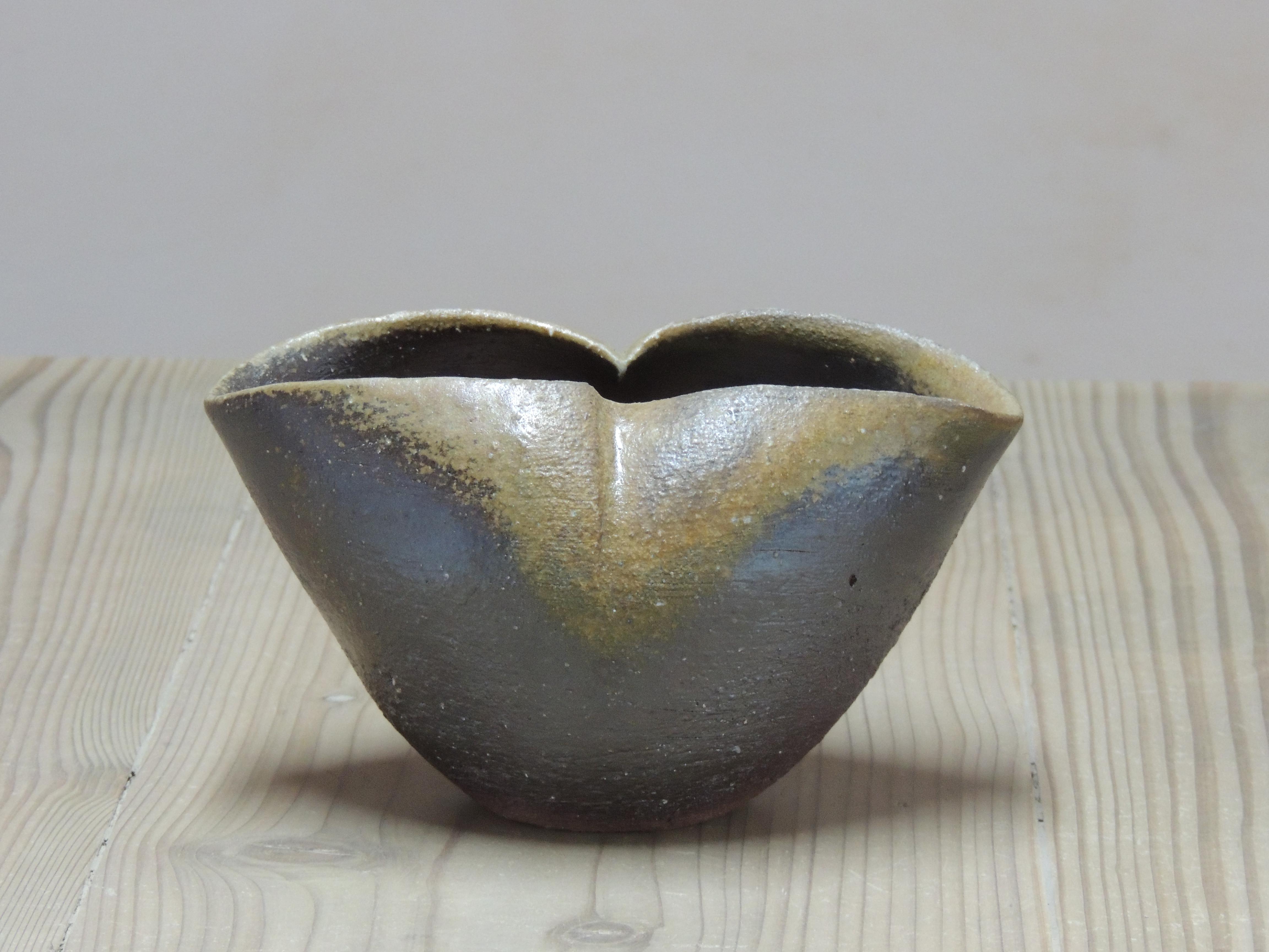 穴窯による焼き締めの広口花器 yk-2